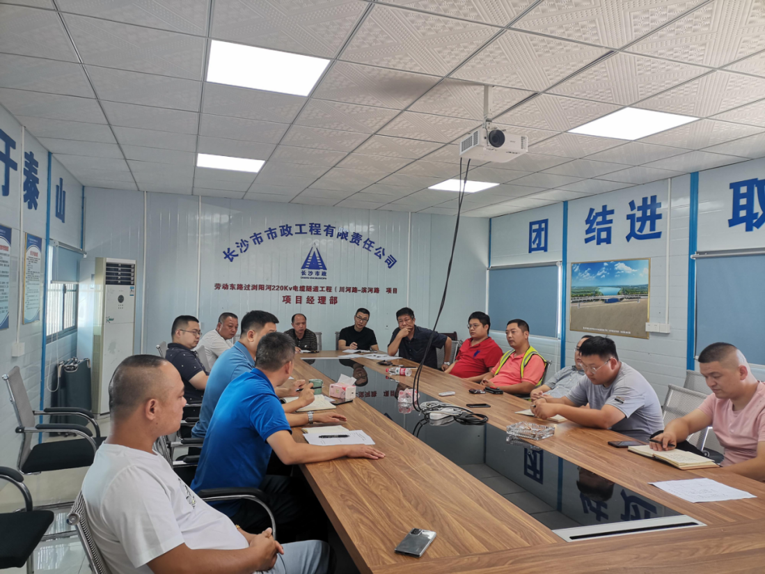 獻(xiàn)禮國(guó)慶 | 勞動(dòng)?xùn)|路過(guò)瀏陽(yáng)河220kV電纜隧道工程頂進(jìn)設(shè)備順利完成吊裝！